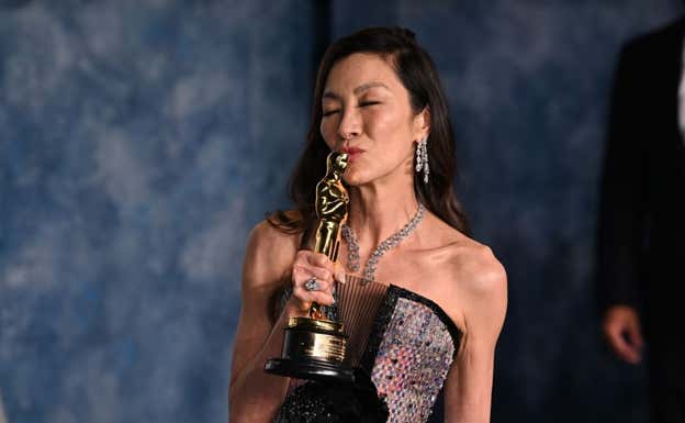 Michelle Yeoh con la estatuilla. Reuters