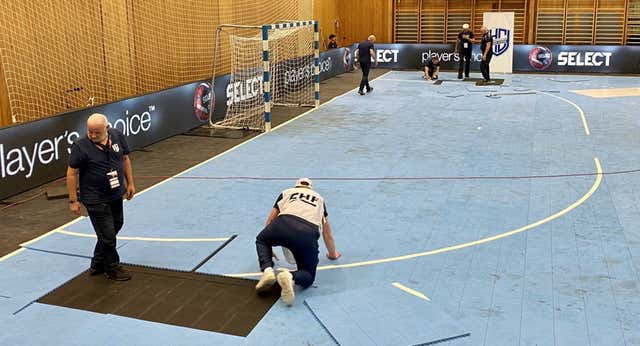 Un suceso surrealista con unas baldosas obliga a retrasar el comienzo de la Liga Europea de balonmano
