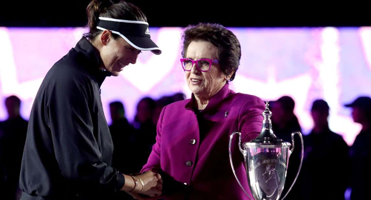 Garbiñe Muguruza y Billie Jean King, en las WTA Finals de 2021./AFP