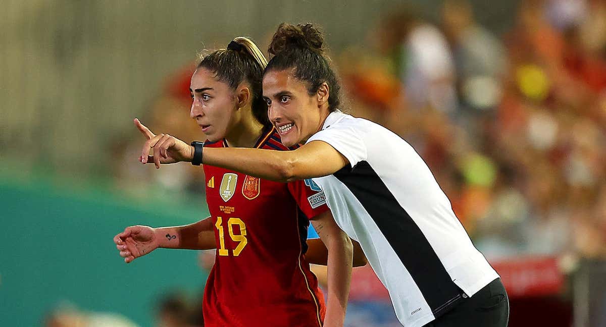 Montse Tomé le da órdenes a Olga Carmona durante el España - Suiza. /Getty