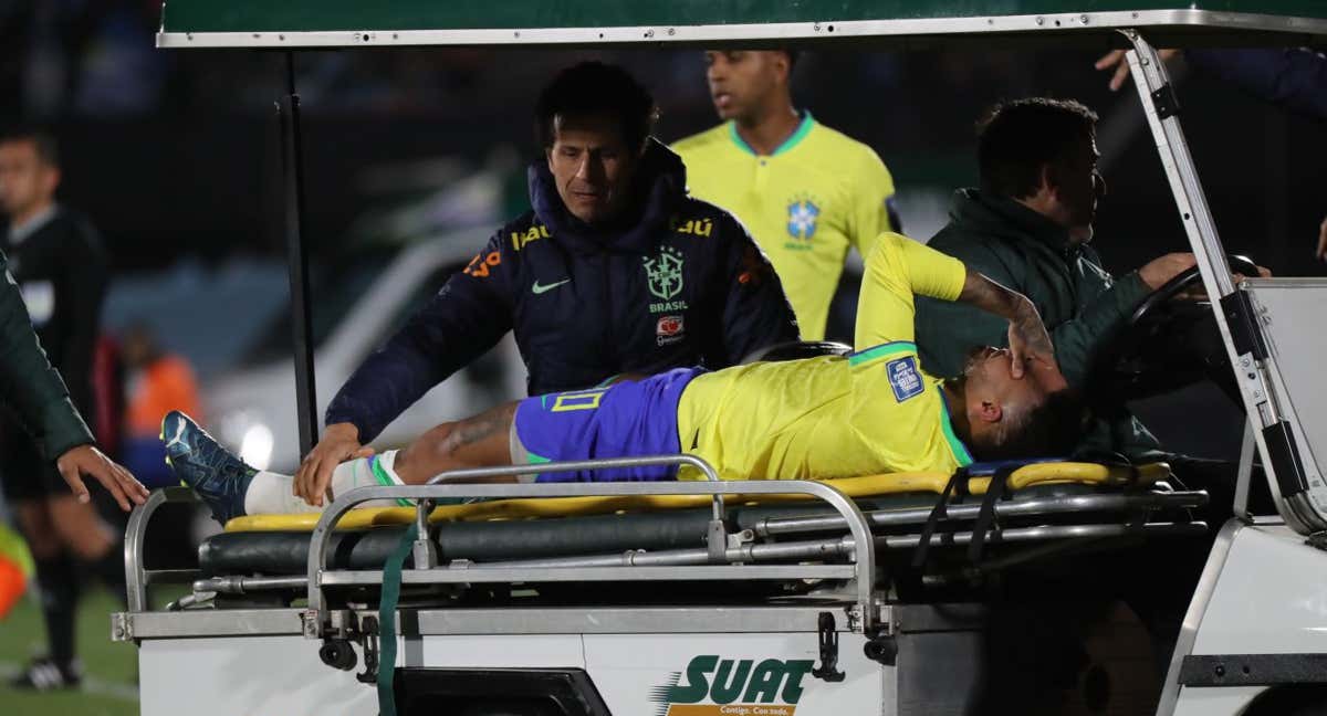 Neymar, en camilla.