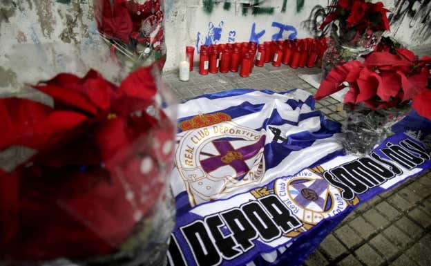 Velas, banderas y flores en el exterior del estadio coruñés de Riazor en memoria Jimmy.  EFE