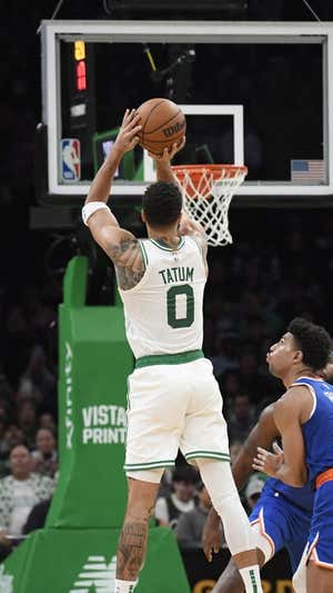 Tatum lanza ante los Knicks.  AFP