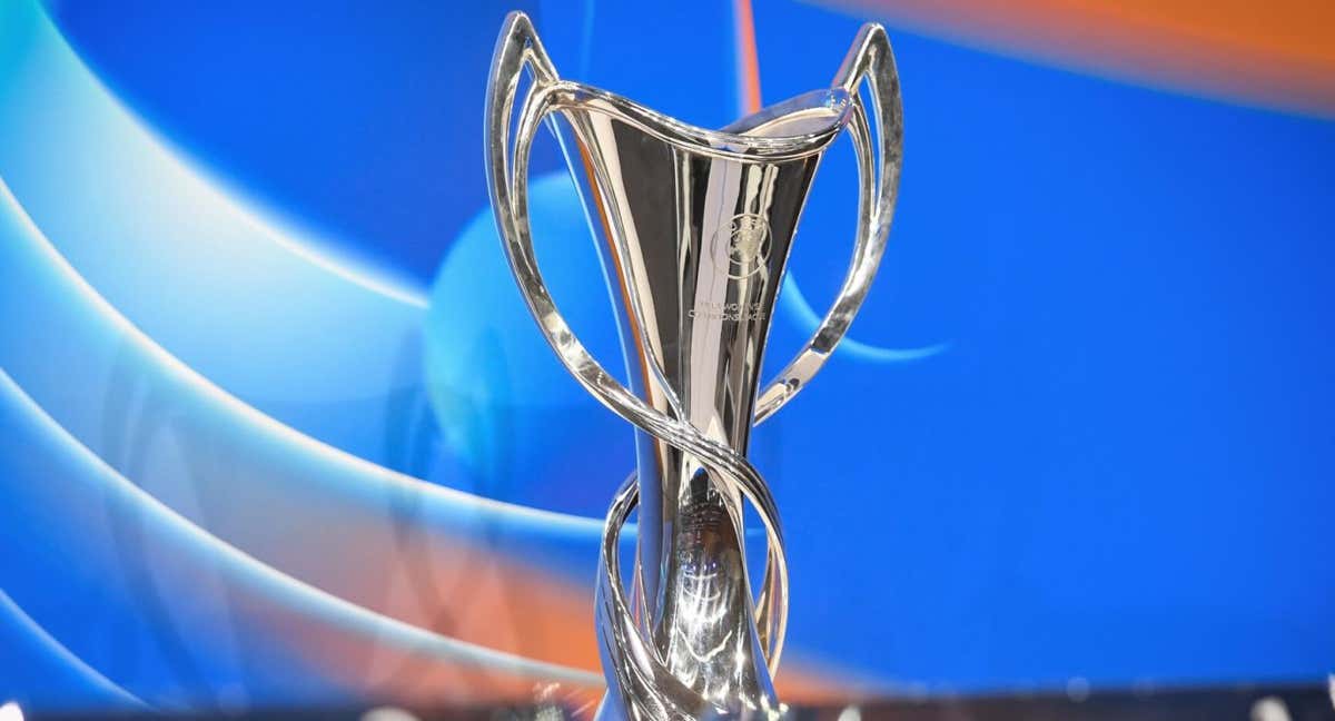 El trofeo de la UEFA Women's Champions League.