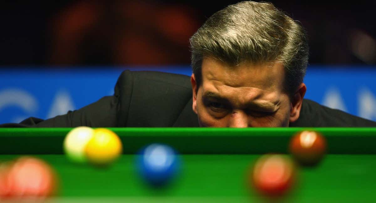 Jan Verhaas revisando las bolas de un masters de snooker. /Getty Images