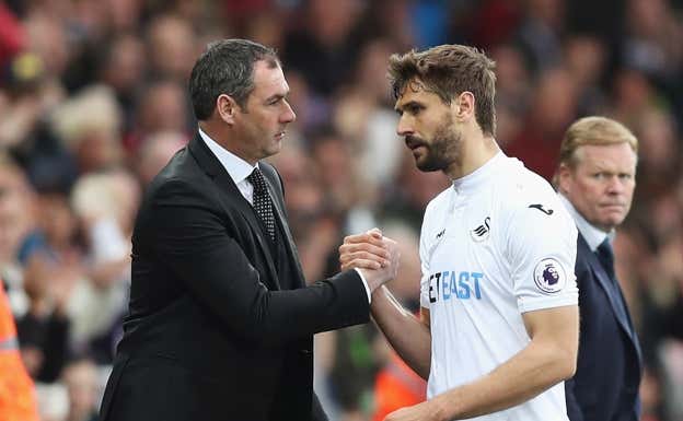 Clement felicita a Fernando Llorente, en el Swansea, en 2017. Getty Images