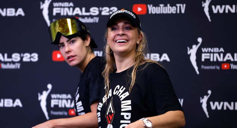 Becky Hammon junto a Kelsey Plum tras conquistar el anillo de la WNBA.