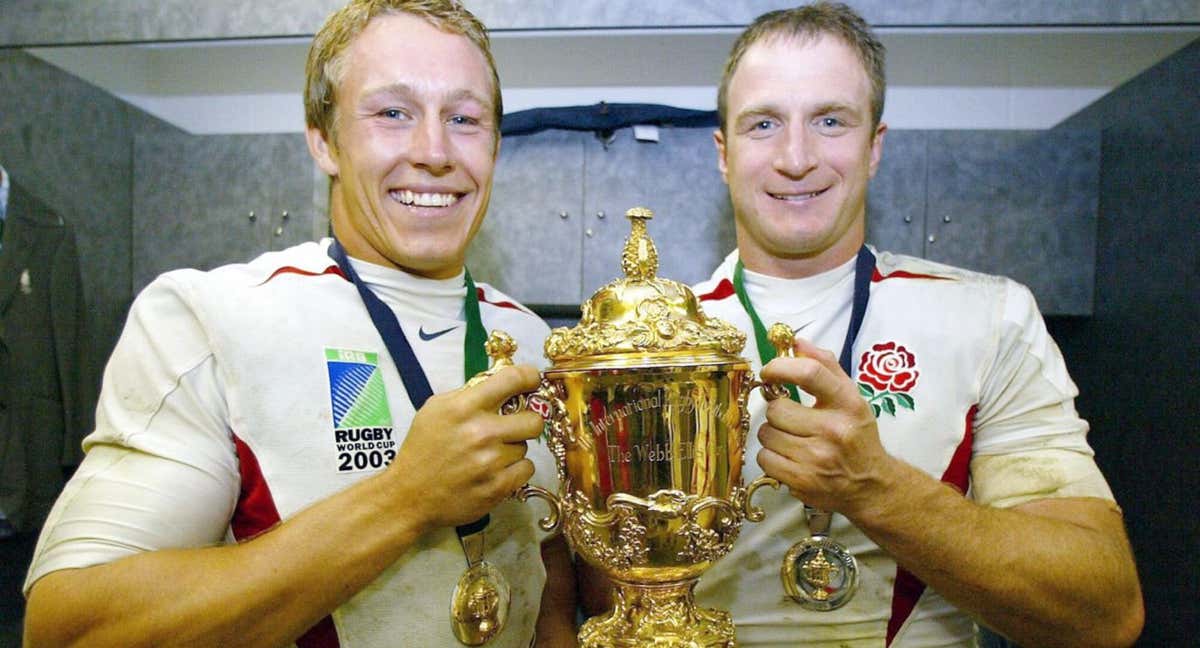 Jonny Wilkinson y Mike Catt de Inglaterra con la copa del Mundo de Rugby ganada en 2003.