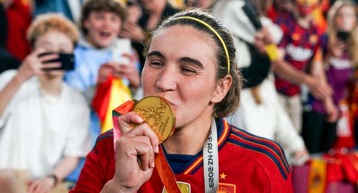 Mariona Caldentey besa la medalla de campeona del mundo.
