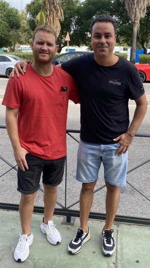 Dani Barral (izq.) y Juan Barea (dcha.) posan en Sevilla.  RELEVO