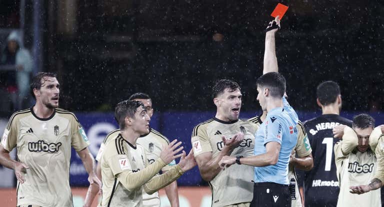 Busquets Ferrer expulsa a Lucas Boyé.