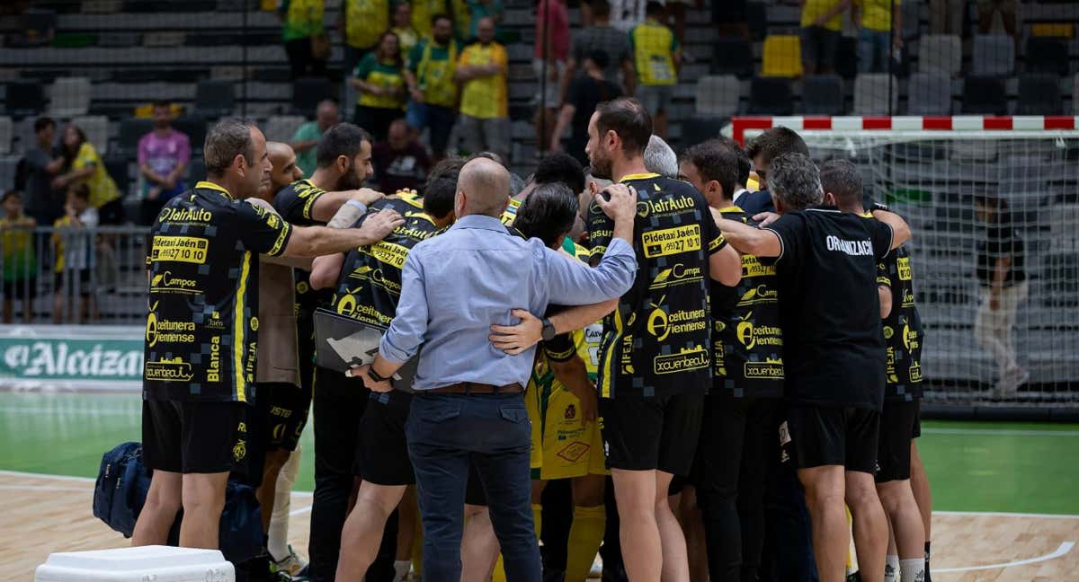 Jugadores y cuerpo técnico del Jaén Paraíso Interior se reúnen en la pista del Olivo Arena. /JF MONTI