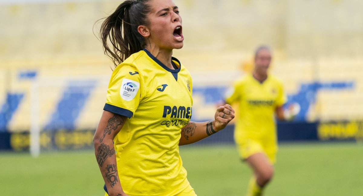 María Llompart, jugadora del Villarreal, celebra un gol en la Liga F.