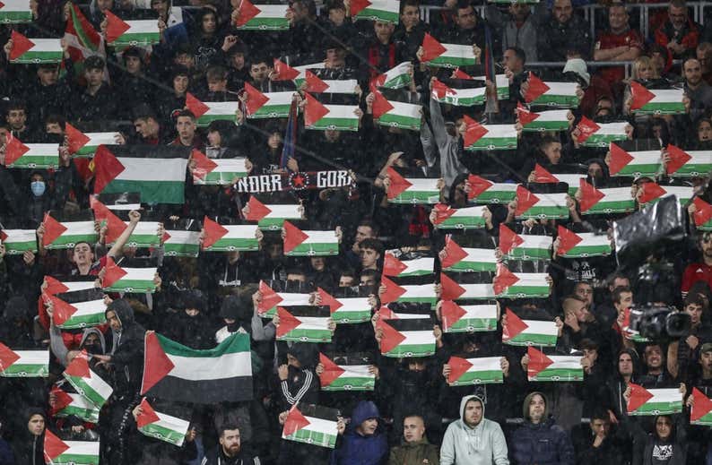 Cánticos de «Weissman, muérete» y banderas de Palestina en El Sadar