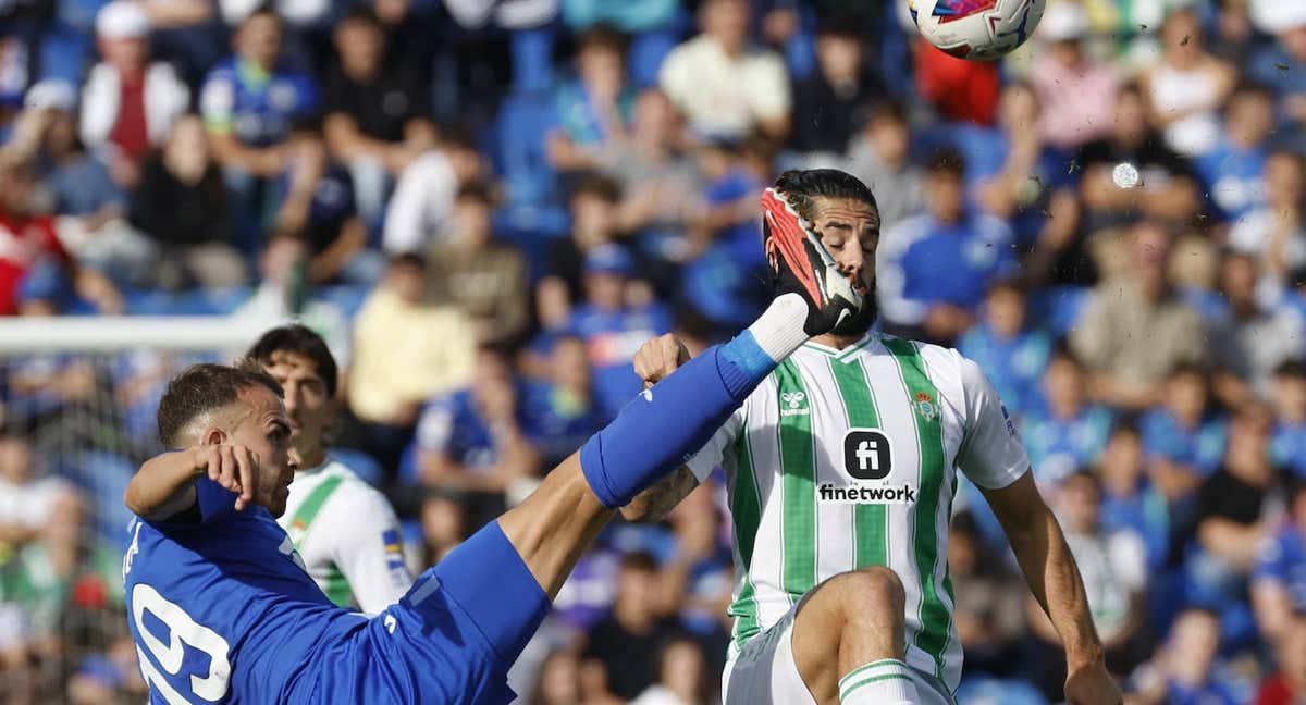 Borja Mayoral disputa un balón con Isco.