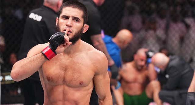 Makhachev despeja dudas con un KO espectacular sobre Volkanovski en el UFC 294