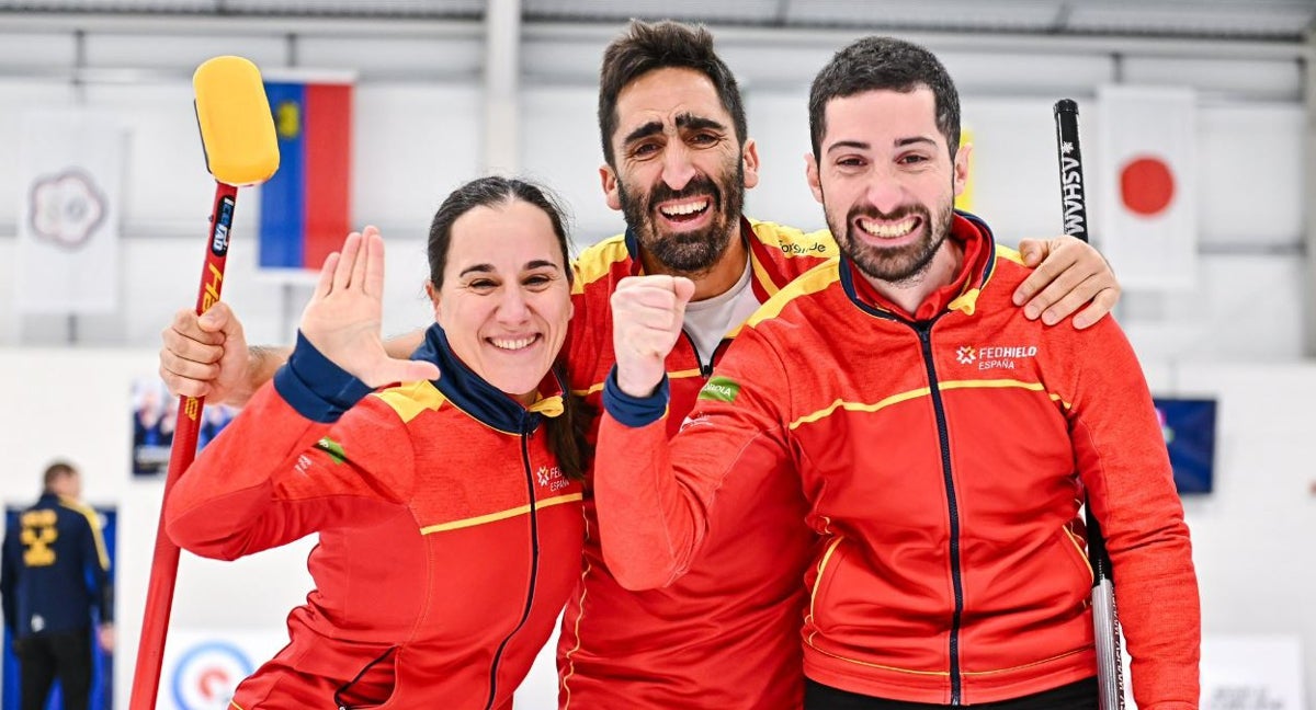 Oihane Otaegi, Mikel Unanue y Sergio Vez celebran su resultado en el Mundial mixto.