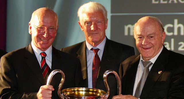 La gran cena, Bobby Charlton confiesa a Alfredo Di Stéfano: «Siempre quise ser como usted. Todos sus compañeros le buscaban para darle el balón»