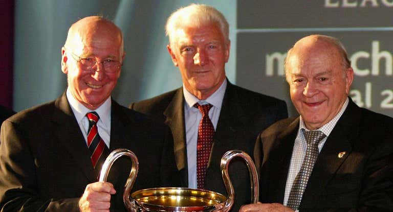Charlton y Di Stéfano en la final de Champions de Mánchester de 2003.