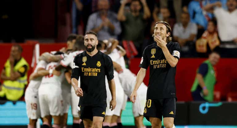 Modric y Carvajal se lamentan tras el gol del Sevilla contra el Real Madrid.