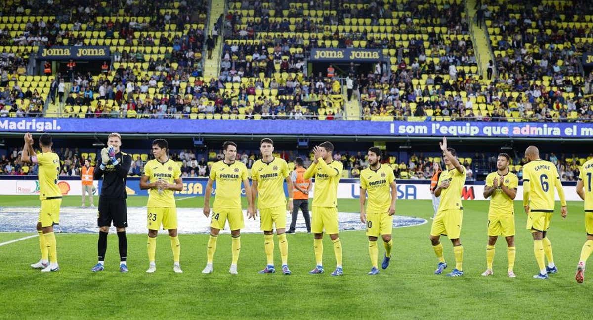 El Estadio de la Cerámica y los jugadores del Villarreal. /LaLiga.