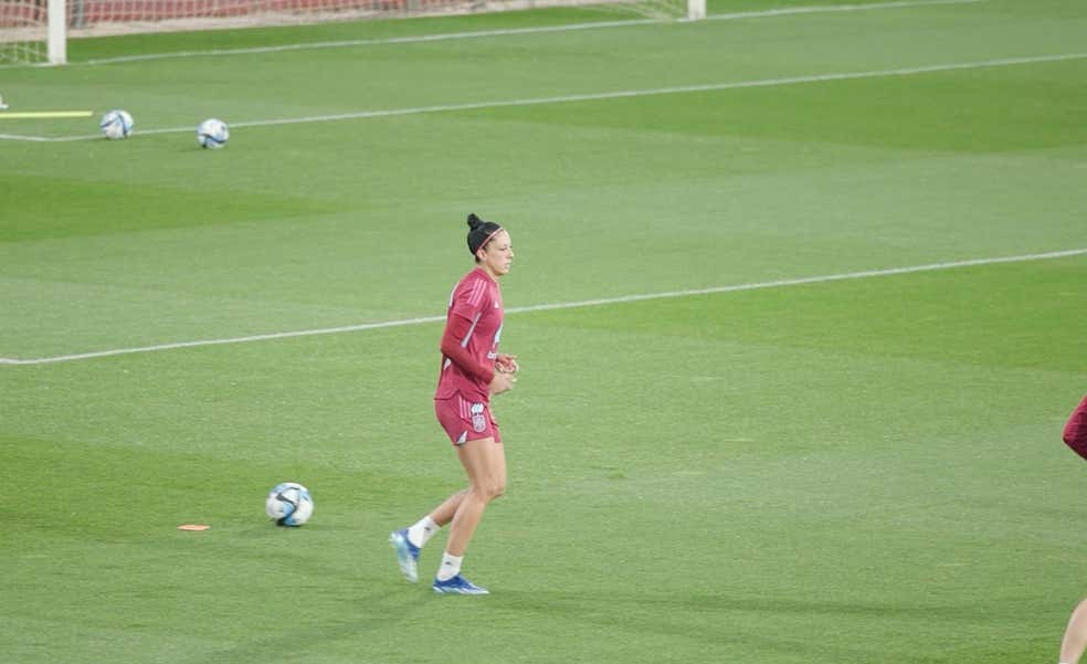 Así fue el regreso de Jenni Hermoso a la Selección: arropada, 20 minutos de firmas y un «muchas gracias por todo»