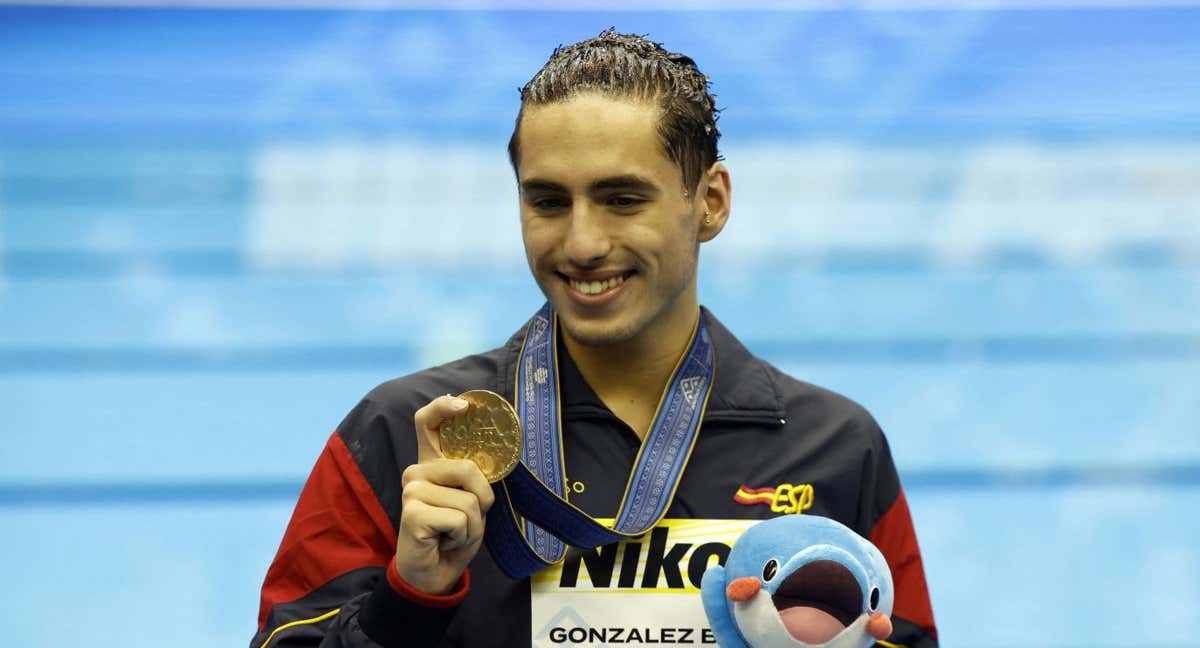 Dennis con su oro mundial en Fukuoka 2023. /REUTERS