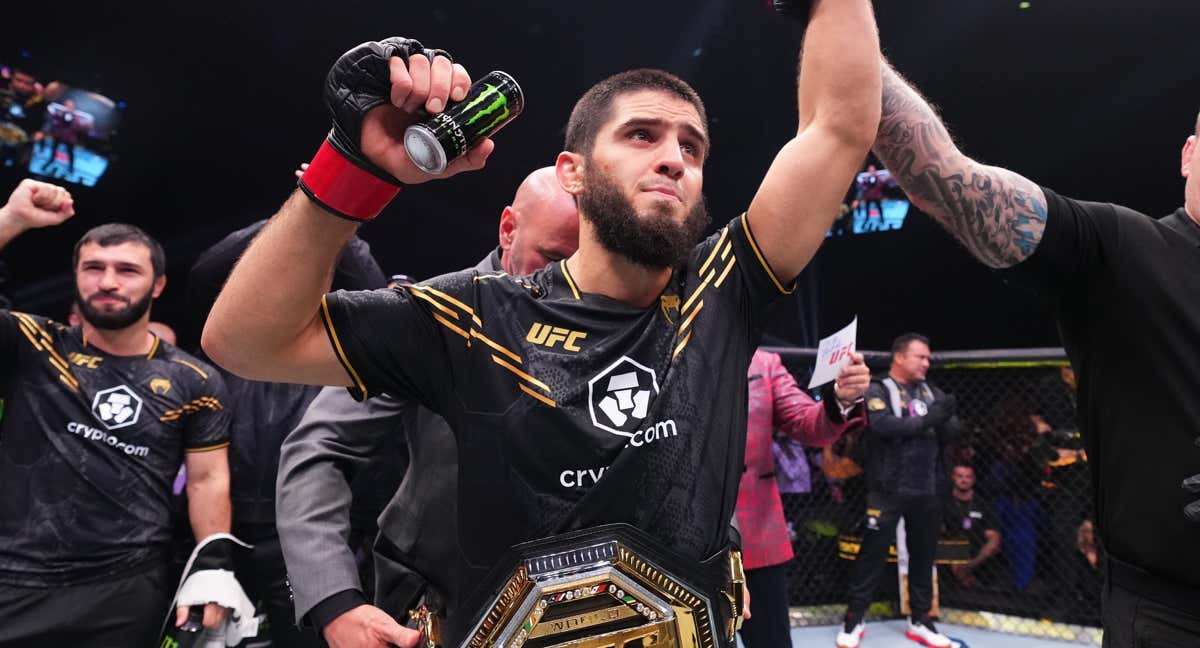 Islam Makhachev celebra su victoria en el UFC 294.