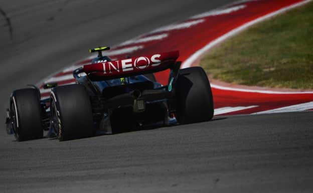 Imagen en la que se ve lo cerca del suelo que rodaba el Mercedes de Hamilton en Austin.  AFP