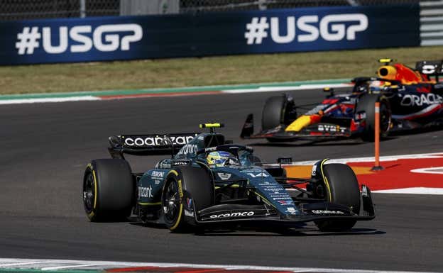 Alonso, por delante de Checo Pérez en la carrera de la F1 2023 en Austin.  EFE