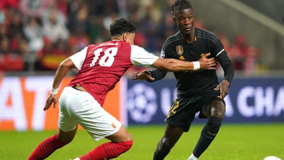 Camavinga protege el balón en un momento del Braga-Real Madrid. /EFE