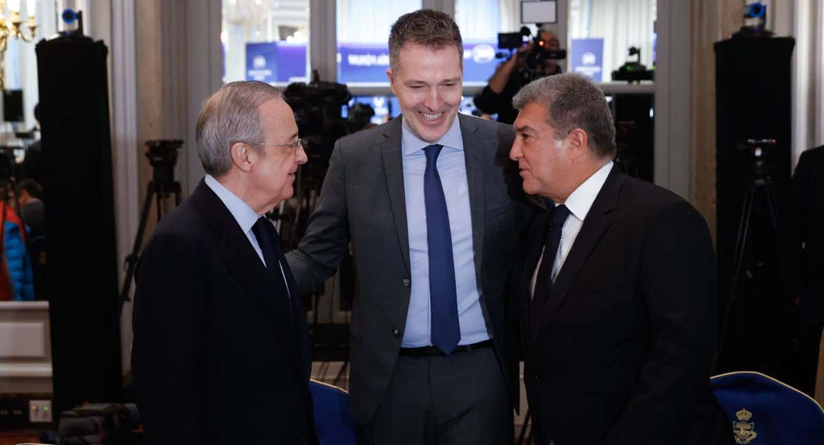 Bernd Reichart, CEO de A22 Sports, sociedad promotora de la Superliga, junto a Florentino Pérez y Joan Laoprta./Efe