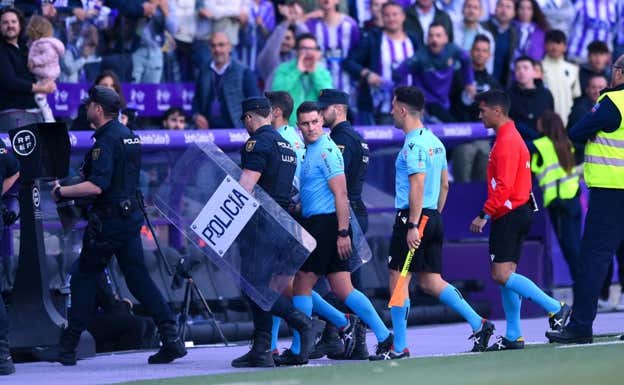 Ortiz Arias, escoltado en un partido en Valladolid. Getty Images