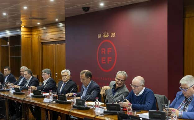 Pedro Rocha, en el centro, en la Comisión de Presidentes celebrada en Las Rozas.  RFEF