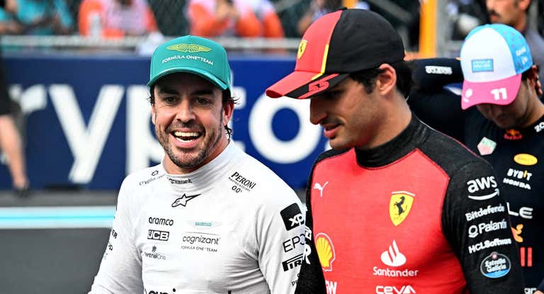 Fernando Alonso y Carlos Sainz, antes de una carrera este año.