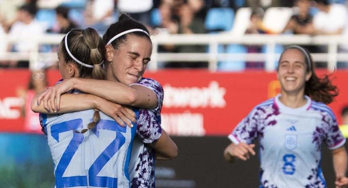 Tere Abelleira y Athenea celebran el primer gol del partido. /SEFutbolFem