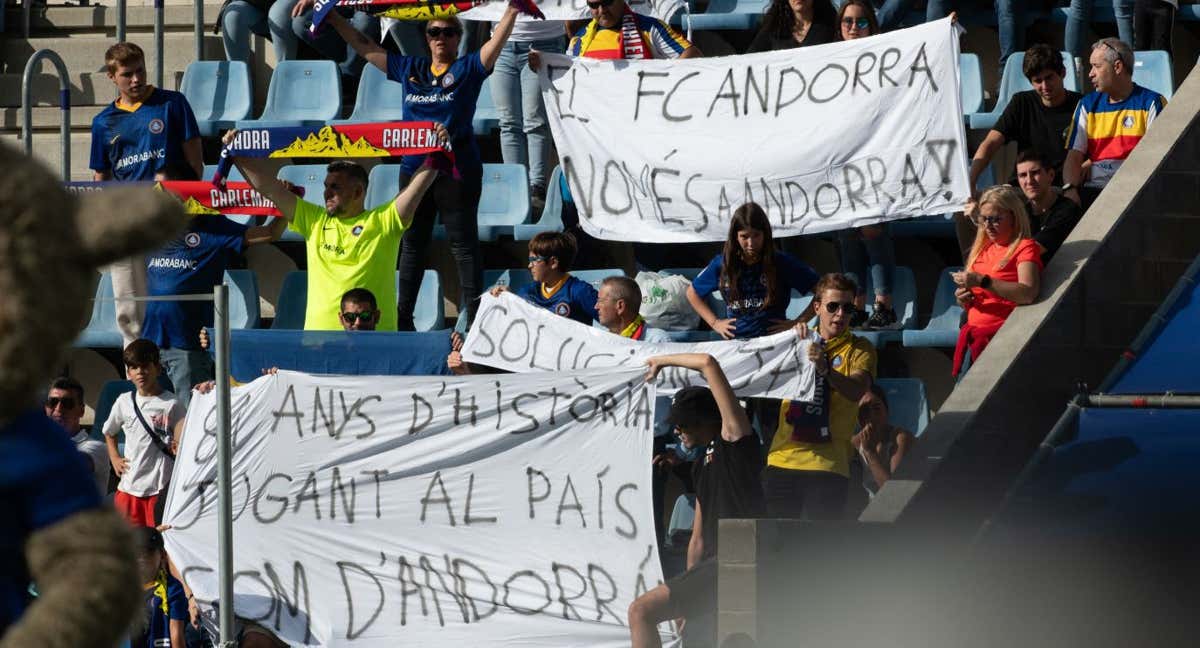 La afición del Andorra protesta por la situación que vive el club.