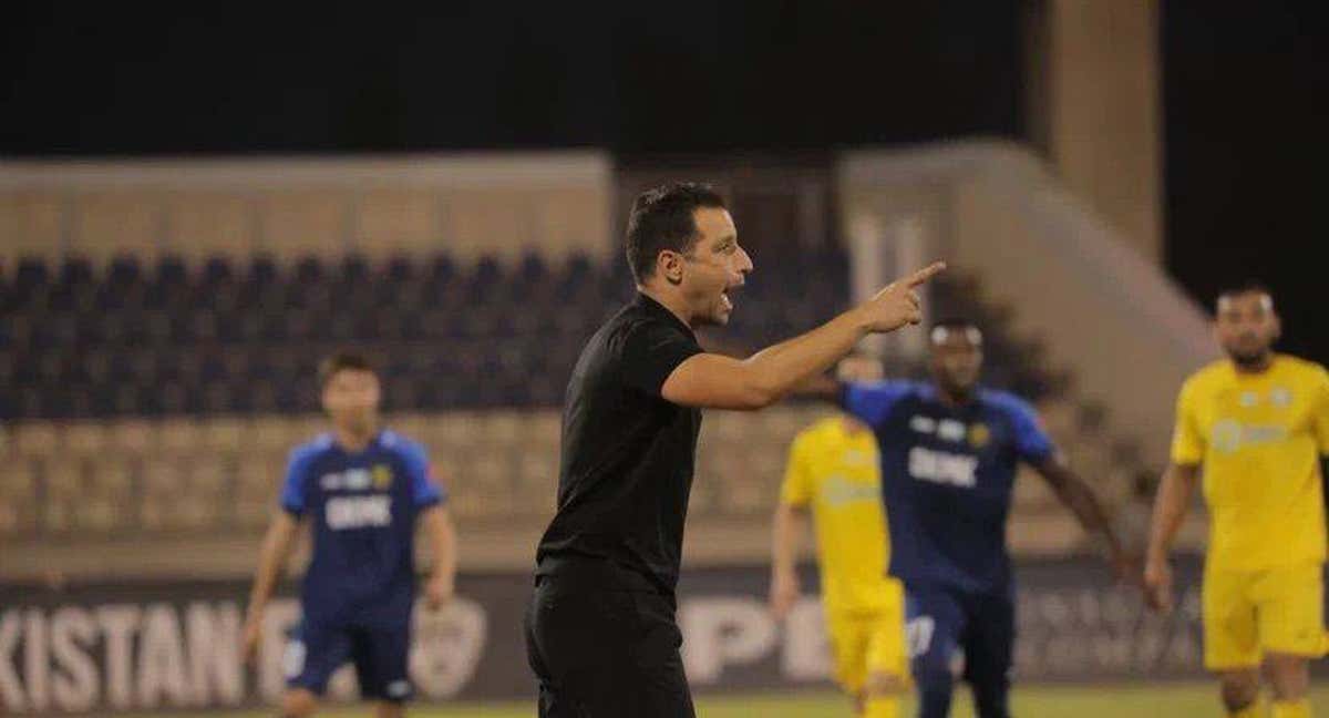 Ángel López, dando instrucciones a sus jugadores./RL