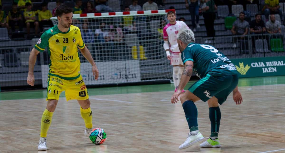 César Velasco encara a Dani Saldise en el Olivo Arena. /JAÉN PARAÍSO INTERIOR