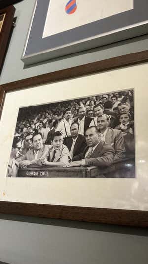 Di Stefano, en el palco de la Guardia Civil de Les Corts. RELEVO