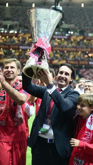 Emery levanta la Europa League conquistada en 2015 ante el Dnipro.  Getty