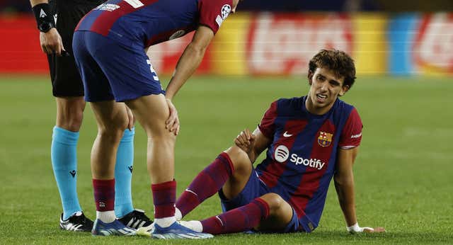 João Félix da el susto y Xavi Hernández tranquiliza: ‘Es sólo un golpe, estará en el Clásico’