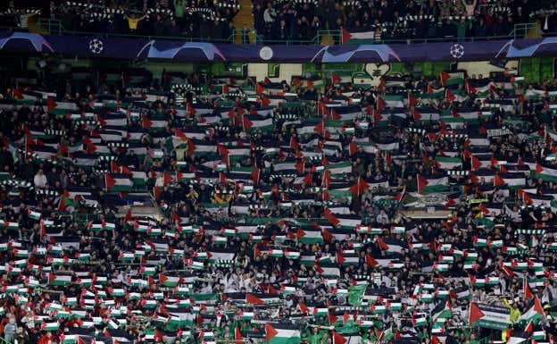 Uno de los fondos de Celtic Park desplegó cientos de banderas palestinas.  REUTERS