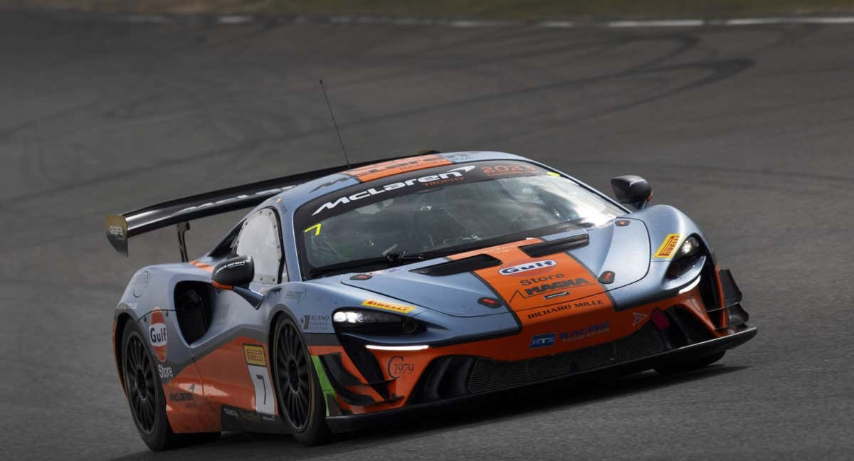 El McLaren Artura Trophy GT4 durante la prueba de Relevo en el Circuito de Madrid Jarama - RACE.