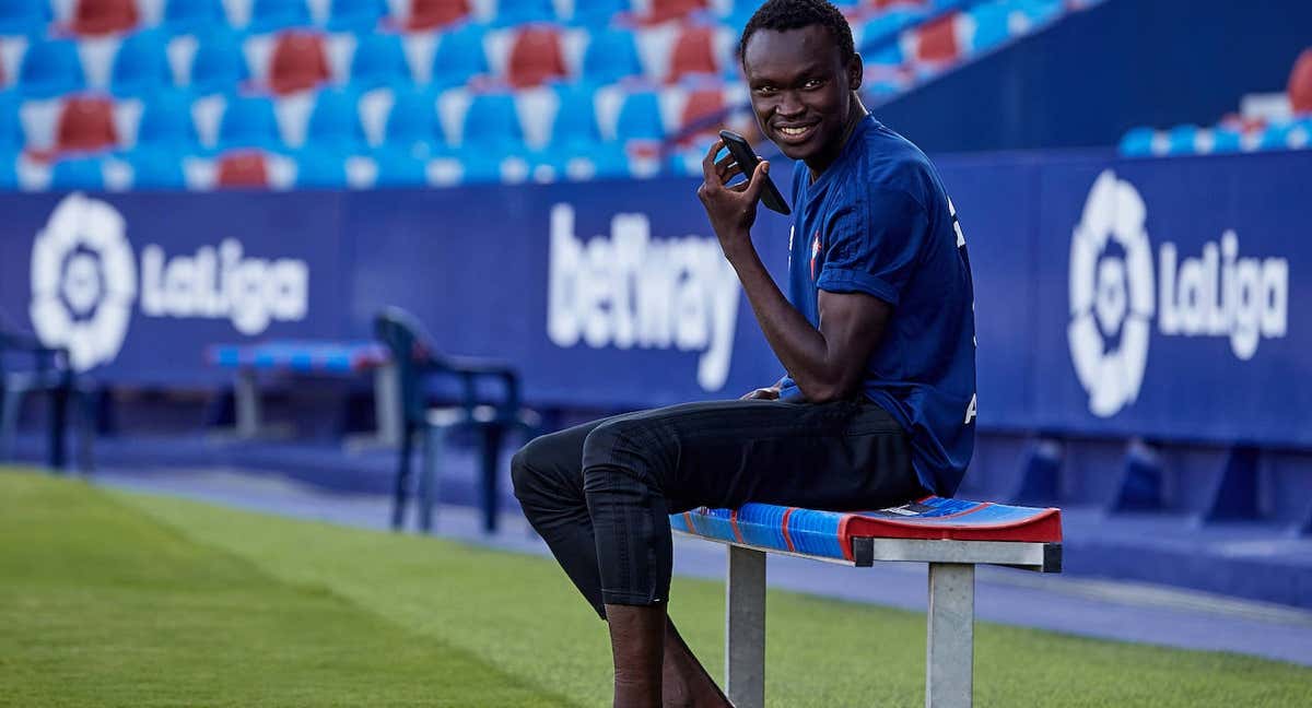 Pione Sisto, descalzo, antes de un partido con el Celta. /Getty