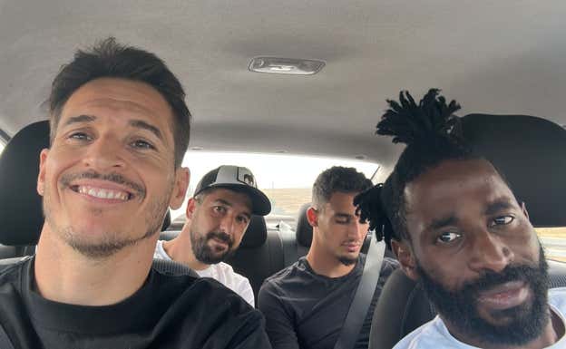 David Samaniego, segundo entrenador del Hapoel Be'er Sheva, junto a Lopes, Imran y Poko, futbolistas, en el coche camino al aeropuerto de Tel Aviv.  CEDIDA
