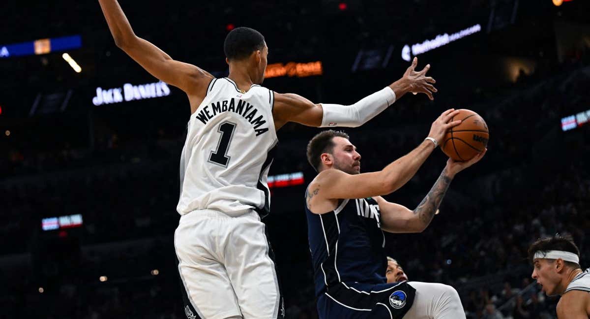 Luka Doncic anota tras superar la defensa de Wembanyama./AFP