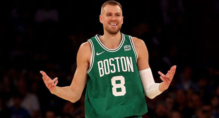 Kristaps Porzingis celebra un triple en el Madison.