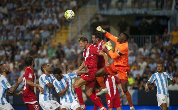 Kameni durante un partido contra el Sevilla.  AFP
