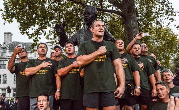 Los Springboks del '95 celebran 20 años desde su triunfo junto a la estatua de Mandela GETTY